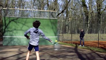 Bild: WDR Junge spielt Tennis, Mann schaut zu.
