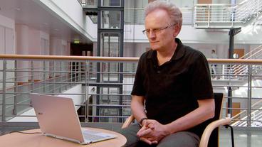 Bild: SWR/Screenshot Ernährungswissenschaftler Prof. Bernhard Watzl lauscht den Thesen der Veganer.