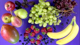 Verschiedene Obststorten liegen auf einem blauen Tisch.
