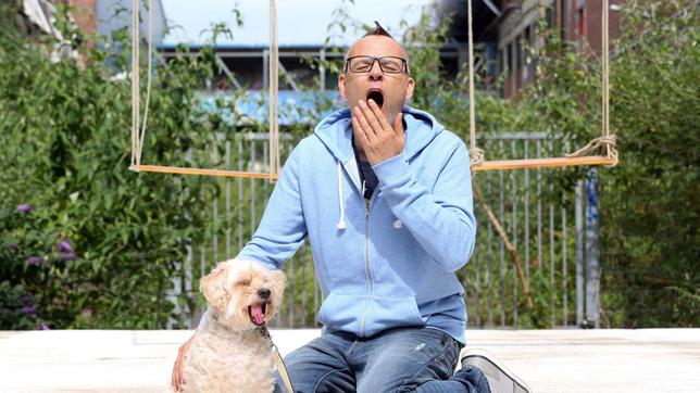 Bild: ARD/Ralf Juergens Thomas D mit einem Hund