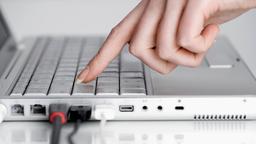 Frau tippt auf Tastatur
