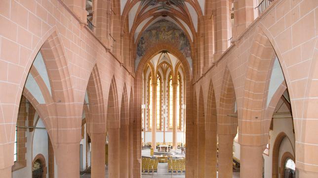 Blick in das Mittelschiff und auf die Apsis der Heiliggeistkirche