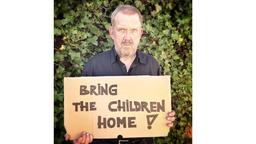 Dietmar Bär mit Schild: "Bring the children home"