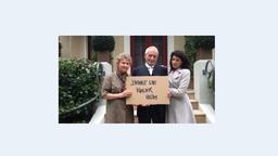 Schauspieler der Serie Sturm der Liebe halten ein Schild mit der Aufschrift: Bringt die Kinder heim
