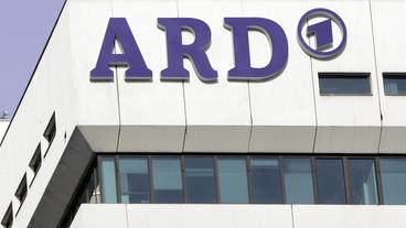"ARD"-Logo an der Außenfassade der ARD-Programmdirektion in München