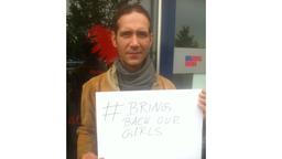 Claus Thull-Emden mit einem Schild mit der Aufschrift "Bring back our girls"