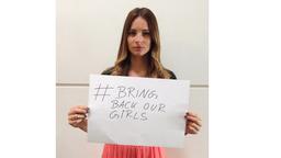 Nicole Mieth mit einem Schild mit der Aufschrift "Bring back our girls"