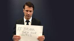 Wolfram Grandezka mit einem Schild mit der Aufschrift "Bring back our girls"