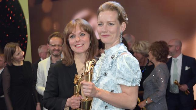 Maren Ade (l) und Schauspielerin Sandra Hüller  am 28.04.2017 bei der Verleihung des 67. Deutschen Filmpreises