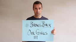Kai Pflaume hält ein Schild mit der Aufschrift: "Bring back our girls"