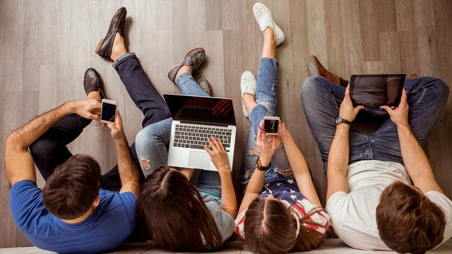 Bildquelle: thinkstock Gruppe von Jugendlichen mit Smartphone und Tablets