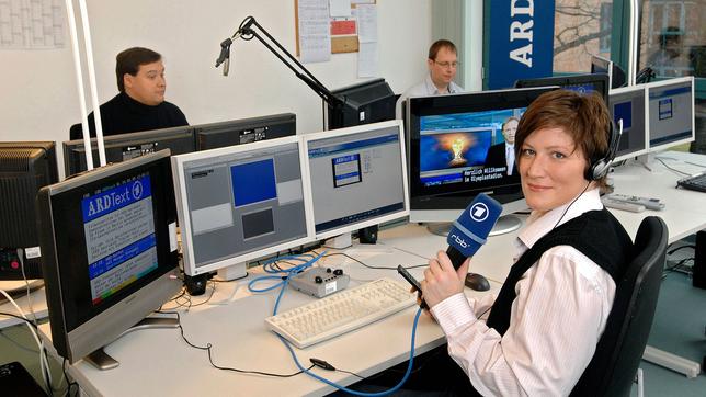 Bildquelle: ARD/rbb Blick in die Untertitel-Redaktion