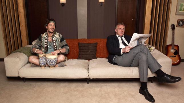 Bild: Roughcut Television (Cuckoo) Ltd Vater Ken (r.) und sein Alptraum-Schwiegersohn Cuckoo (l.)