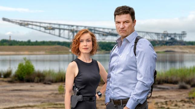 Bild: ARD/Steffen Junghans Dreharbeiten zu dem hochkarätig besetzten ARD/ARTE-Serienhighlight "Lauchhammer": LKA-Ermittler Maik Briegand (Misel Maticevic) und Kommissarin Annalena Gottknecht (Odine Johne)