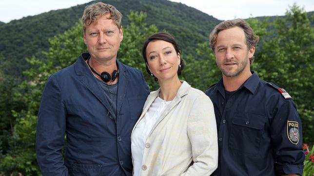 Bild: ARD Degeto/Petro Domenigg v.l.n.r.: Regisseur Nils Willbrandt, Ursula Strauss und Maximilian Brückner