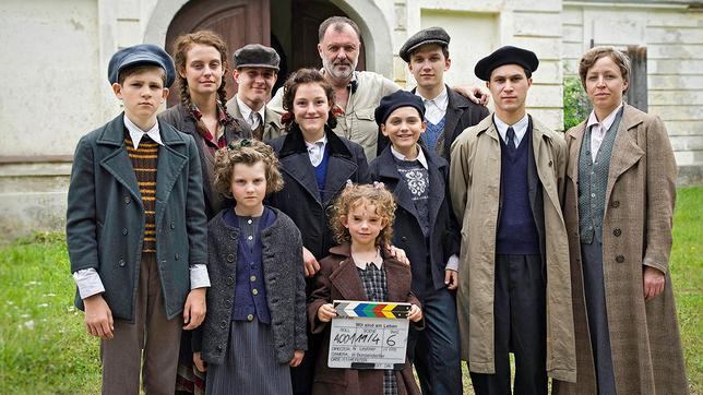 Bild: ARD Degeto/Graf Film/Volker Gläser vorne: Enzo Gaier, Mila Voigt, Amy Lee Wörgötter; in der Mitte Muriel Wimmer, Sophie Stockinger, Leon Orlandianyi, Ludwig Trepte und Nina Proll; dahinter: Justus Schlingensiepen, Regisseur Nikolaus Leytner und Maximilian Paier