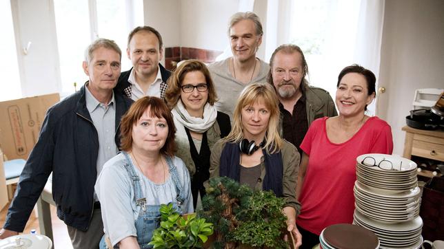 Bild: ARD Degeto/Martin Menke Das Team rund um "(G)Oldies – Jetzt erst recht": Hans-Uwe Bauer, Torsten Reglin (Produzent), Marie Gruber, Roswitha Ester (Produzentin, Walter Sittler, Dagmar Seume (Regie), Paul Faßnacht und Charlotte Schwab.