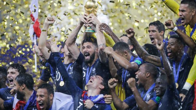Frankreichs Team feiert den WM-Sieg bei der Siegerehrung.