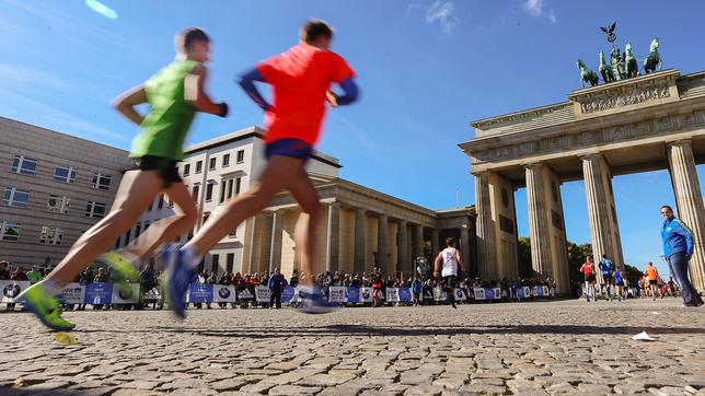 Läufer des Berlin-Marathon passieren das Brandenburger Tor