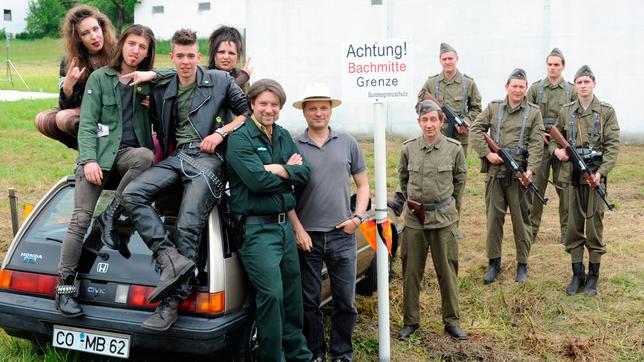 Bild: BR/Günther Reisp Wutpeckerin 2 (Ramona Frank), Wutpecker 1 (Johannes Mützel), Flori Haueisen (Alexander Meiler), Wutpeckerin 3 (Laura Ulc), Hubert Weisspfennig (Stephan Zinner), Paul Harather (Drehbuch und Regie), Ralle Pietzsch (Thorsten Merten), Möckl (Stephan Trudel), Ingo Schnaider (Matthias Jentsch), Brückner (Thomas Madl) und Dirk Stordel (Kevin Wilke).