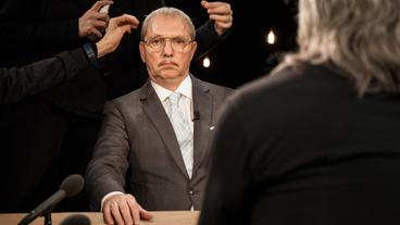 Bild: WDR/Beba Lindhorst/becground tv Jörn-Philipp Echternach, früherer deutscher Botschafter in der Türkei, nimmt Stellung zu seiner achtmonatigen Amtszeit in Ankara. "Dass wir unterschiedlicher Auffassung waren und sind, heißt doch keineswegs, verehrter Herr Pfau, dass wir nicht die gleiche Meinung vertreten." Ein deutscher Diplomat.