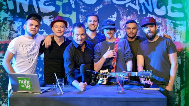 Bild: rbb/Thomas Ernst V.li.: Jamie Wierzbicki, Oliver Müller, Dieter Nuhr, Onkel Bernie, Osan Yararan und Patrick Salmen.