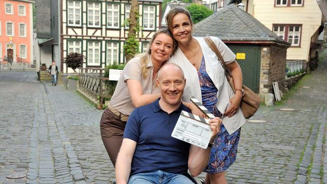 Bild: ARD Degeto/Hardy Spitz/Hardy Spitz Für Rebecca Immanuel, Simon Schwarz und Karolina Lodyga ist der Startschuss für die Fortsetzung von "Ausgerechnet Eifel" ist gefallen.
