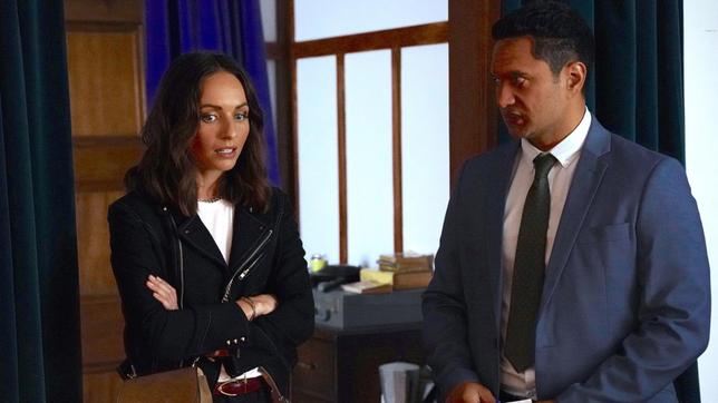 Chalmers (Jarod Rawiri, re.) befragt noch einmal Cherie Kernan (Grace Palmer).