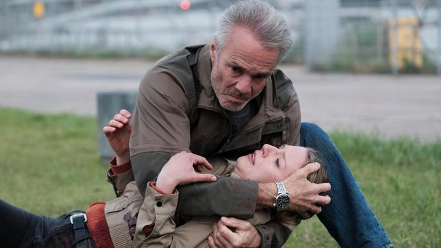 Bild: ARD Degeto Film Pollack (Hannes Jaenicke) eilt zu seiner jungen Kollegin Zoe (Rose-Anne van Elswijk), die schwer verletzt wurde.