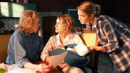 Katharina Matheiner (Lisa Kreuzer, li.), Sonja (Chiara Schoras, Mitte) und ihre Tochter Laura (Charleen Deetz, re.) beraten, was nun zu tun ist.