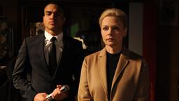 Mafia-Anwältin Giulia Santoro (Susanna Simon) erteilt ihrem Killer Angelo (Murat Demir) einen Mordauftrag.