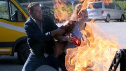Sonja (Chiara Schoras) und „Capo“ Matteo (Tobias Oertel) entgehen einem Brandanschlag.