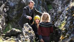 Solveig (Franka Potente) und ihr Kollege Finsen (Joi Johannsson) entdecken die kleine Yrsa (Carlotta von Falkenhayn).