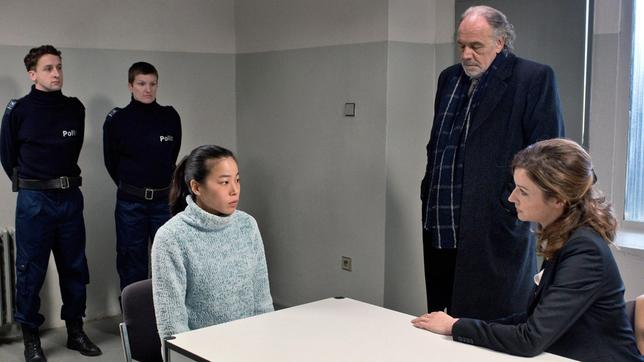 Bild: ARD Degeto/Graf Film Thomas Borchert Dominique Kuster kümmern sich um die verängstigte Haushaltshilfe Amihan Singh.