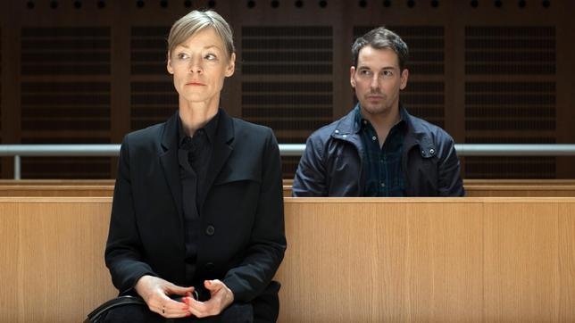 Bild: ARD Degeto/Graf Film/Roland Suso Richter Kommissar Furrer (Felix Kramer) bringt die Witwe Louise (Jenny Schily) auf die Anklagebank.