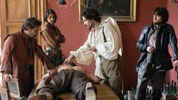 Die Musketiere: Aramis (Santiago Cabrera), Èmile (James Callis), D'Artagnan (Luke Pasqualino) und Athos (Tom Burke) schauen sich die Verwundung von Porthos (Howard Charles) an.