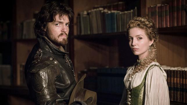 Die Musketiere: Athos (Tom Burke) ahnt, dass die Comtesse Ninon (Annabelle Wallis) in höchster Gefahr schwebt.