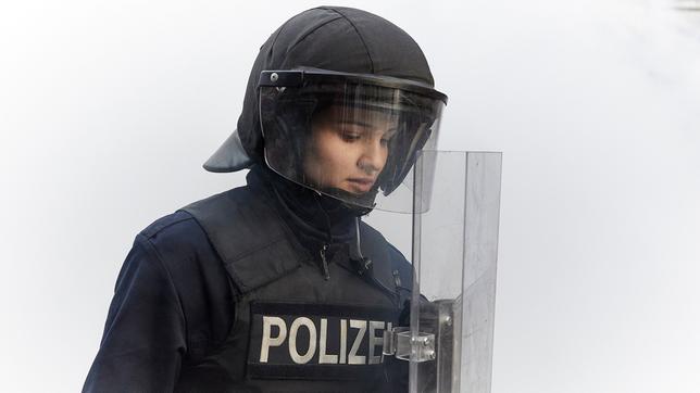 Laura beim Dienst in der Hamburger Bereitschaftspolizei