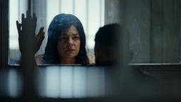 Es bricht ihr das Herz: Amila (Jasmin Tabatabai) besucht ihren Sohn Momo (Xidir – Alian Koder, re.) im Gefängnis.