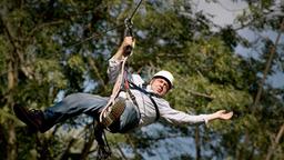 Diese Kletterpartie ging schief: Markus (Jan-Gregor Kremp) hängt hilflos in den Seilen.