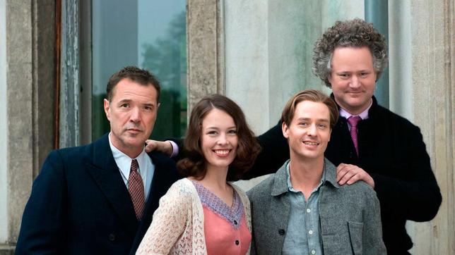 Bildquelle: ARD Degeto, Wiedemann & Berg Film/ Nadja Klier ARD Drehstart Kino-Koproduktion "Werk ohne Autor" mit Sebastian Koch, Tom Schilling und Paula Beer. Regie: Florian Henckel von Donnersmarck. Drehstartfoto V.l.n.r.: Die Schauspieler Sebastian Koch, Paula Beer und Tom Schilling sowie Regisseur Florian Henckel von Donnersmarck.
