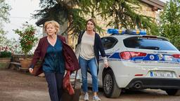 Andrea (Anja Kling) und Helga (Christine Schorn, li.) dürfen sich nicht von der Polizei erwischen lassen.