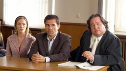 Anwalt Dr. Plagge (Matthias Scheuring) verteidigt Antonio (Juan Carlos Lopez, Mitte) und seine Verlobte Christine (Eva Meier).
