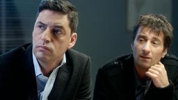 Arvidsson (Peter Perski, rechts) und sein Kollege Patrik (Reuben Sallmander) müssen einen rätselhaften Fall lösen.