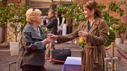 Begrüßungssekt inklusive: Andrea (Anja Kling, re.) hat ihrer Mutter Helga (Christine Schorn) einen Städteurlaub geschenkt.