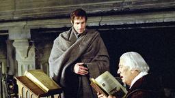 Bei dem freigeistigen Friedrich dem Weisen (Sir Peter Ustinov, re.) findet Luther (Joseph Fiennes) Zuflucht und Fürsprache.