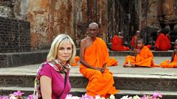 Bei den buddhistischen Mönchen sucht Nadja (Saskia Valencia) Rat und Hilfe.