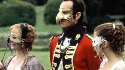 Bei einem Maskenball versucht der britische Major Chevening (Richard E. Grant) die elegante Lady Gilchrist (Miranda Richardson, li.) und ihre Nichte Flora (Anna Friel) zu umgarnen.