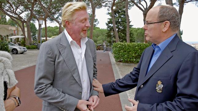 Bei seinem Besuch in Monte Carlo trifft Boris Becker auf dem Vorplatz des Palastes auf Prinz Albert von Monaco – ein Gespräch unter Freunden.