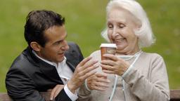 Ben (Hans-Werner Meyer) bringt seiner Großmutter Emma (Edith Hancke) koffeinfreien Kaffee ins Altersheim.